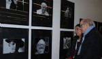 Quino en la apertura de la muestra, frente a los retratos de Bob Gill, Daniel Divinsky, Sábat y Tomás Maldonado.